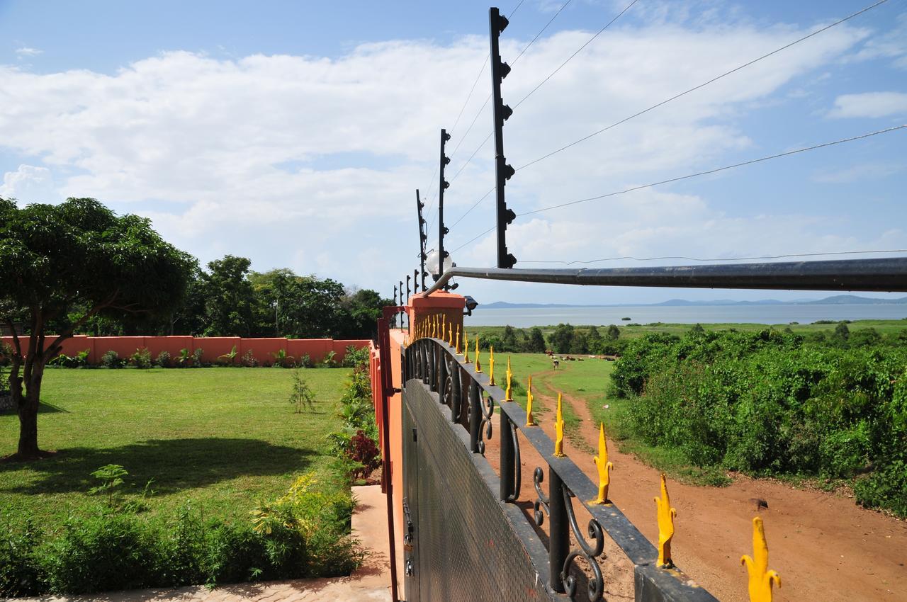 Victoria Lake View Guesthouse & Safaris Entebbe Exterior foto