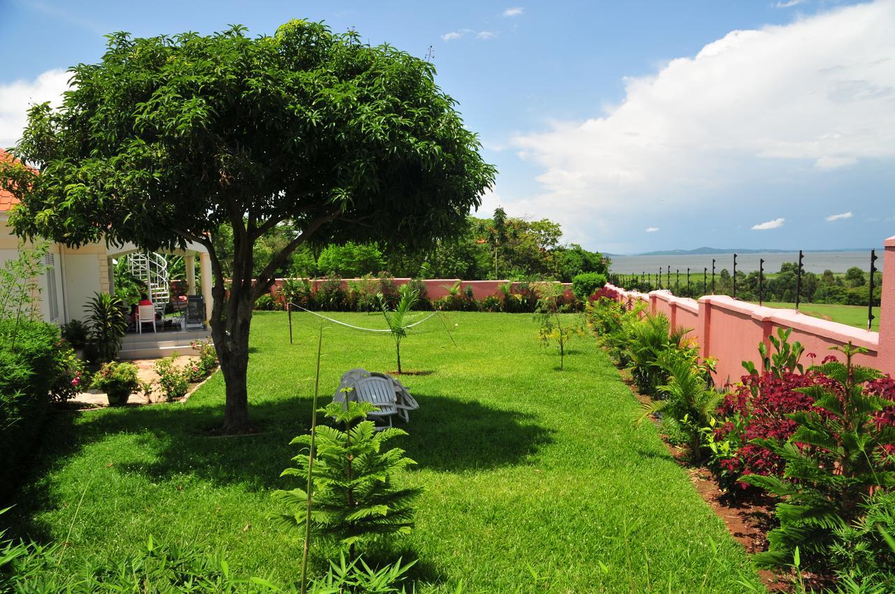 Victoria Lake View Guesthouse & Safaris Entebbe Exterior foto